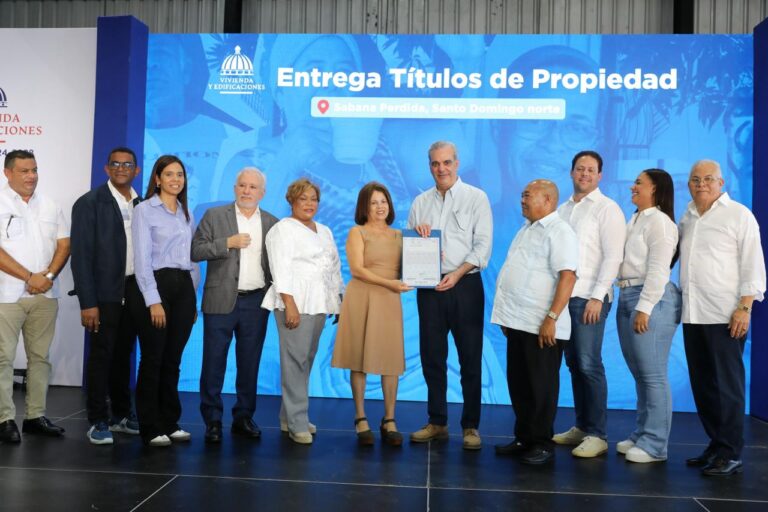Abinader entregó 551 títulos de propiedad Sabana Perdida SDN