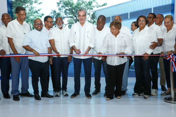 Abinader inaugura techado del club Rafael Osvaldo Mercedes