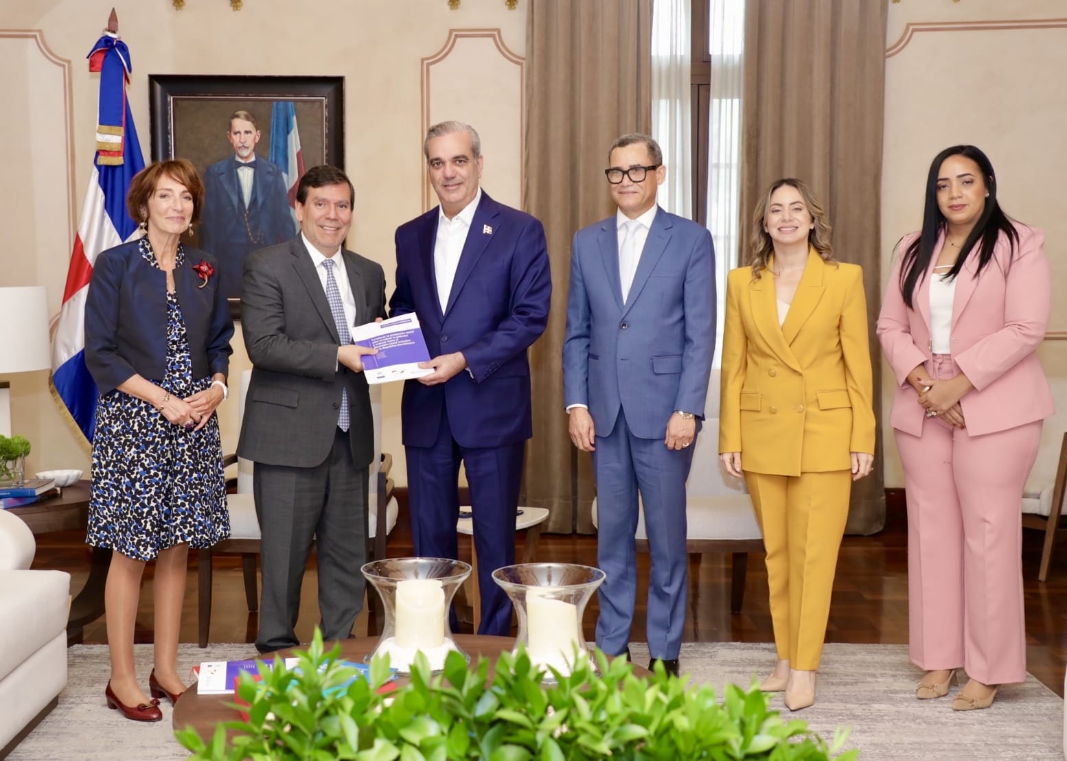 Abinader recibe documento de política pública elaboró CEPAL Abinader recibe documento de política pública elaboró CEPAL