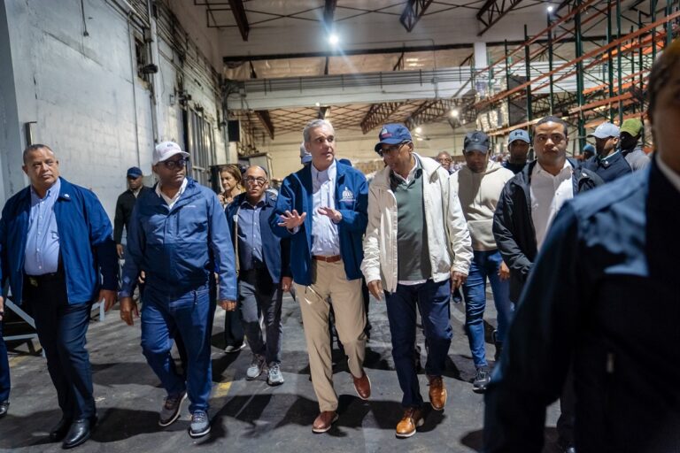 Abinader supervisa distribución miles de raciones alimenticias