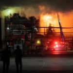 EEUU: Un gran incendio afecta refinería cerca de Los Ángeles