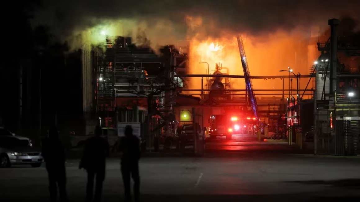 EEUU: Un gran incendio afecta refinería cerca de Los Ángeles