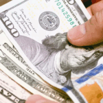 El dólar subió 11 centavos; este lunes era vendido a RD.98