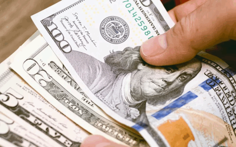 El dólar subió 11 centavos; este lunes era vendido a RD.98