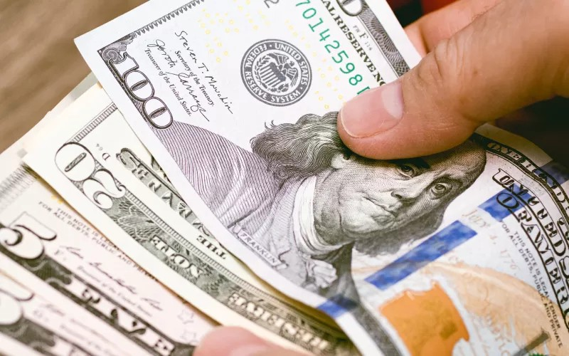 El dólar subió 11 centavos; este lunes era vendido a RD.98