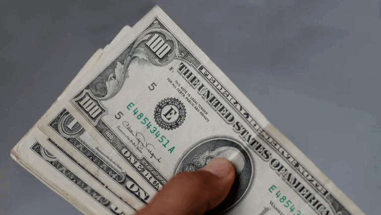 El dólar subió 15 centavos; este lunes era vendido a RD.36