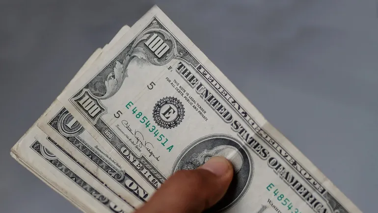 El dólar subió 15 centavos; este lunes era vendido a RD.36
