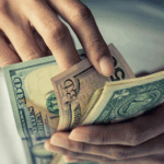 El dólar subió 4 centavos; este miércoles era vendido a .61
