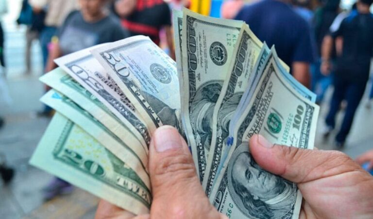 El dólar subió cinco centavos; este jueves era vendido a .45