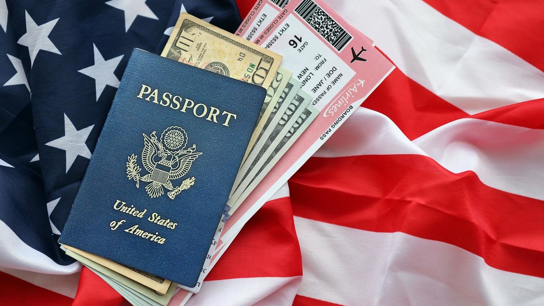 El pasaporte de EU sufre caída histórica y sale del ‘top 10’ mundial