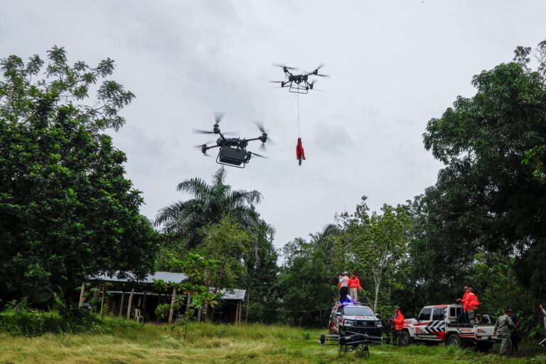 Entregan alimentos con drones en comunidades anegadas RD