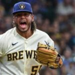 Freddy Peralta y Guerrero Jr. se destacan series Grandes Ligas