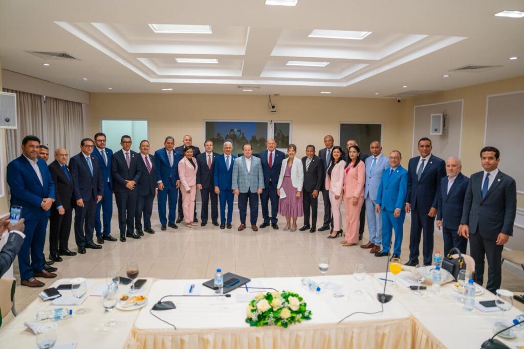 Gobierno dominicano presenta a Senado Plan para duplicar PIB Gobierno dominicano presenta a Senado Plan para duplicar PIB