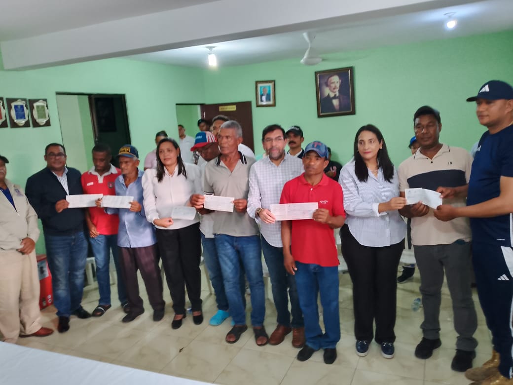 Gobierno indemniza con más RD MM a agricultores Azua