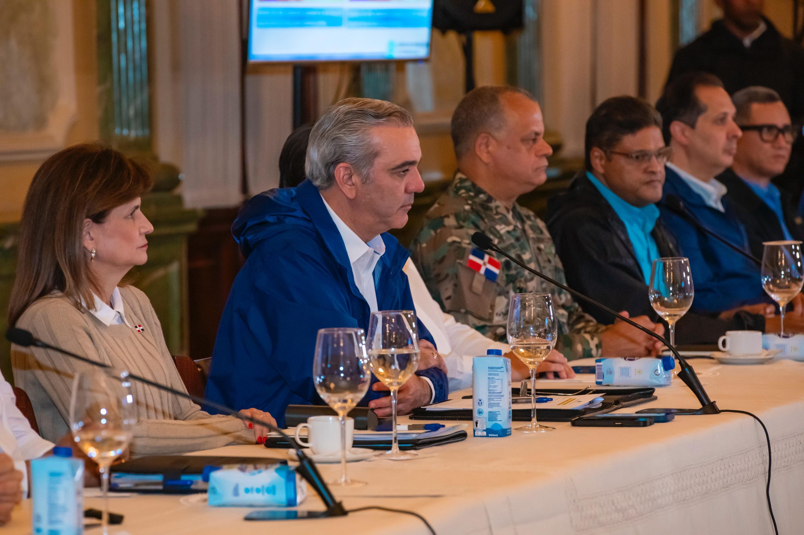 Gobierno mantiene medidas en nueve provincias en alerta roja
