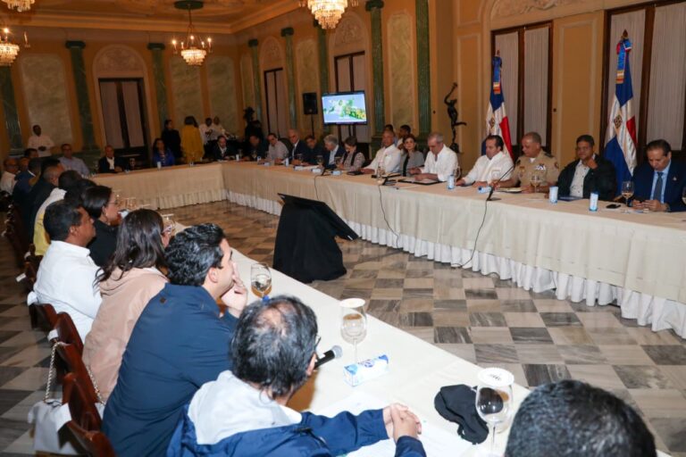 Gobierno suspende labores y clases este miércoles y jueves