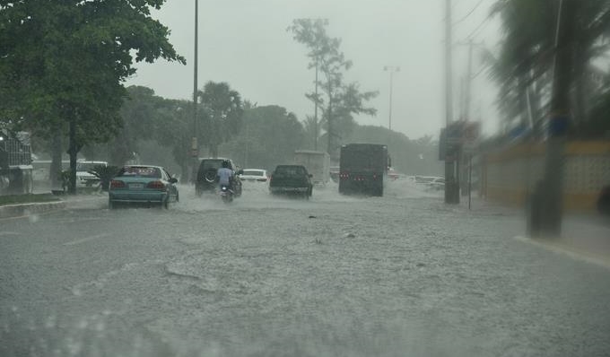 Hay aguaceros con tormentas eléctricas en buena parte de RD