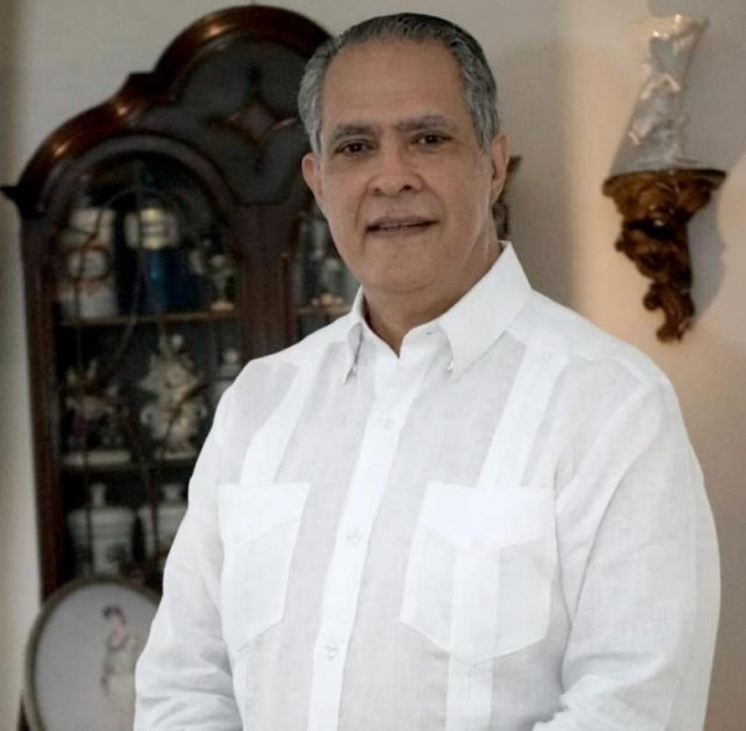 AFIRMAN SUPERINTENDENTE DE ELECTRICIDAD DEBIÓ SER SOMETIDO A LA JUSTICIA POR ALTERAR FACTURAS A CLIENTES.