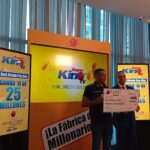 LEIDSA entrega cheque a mecánico ganador de 25 millones con el Súper Kino Tv.