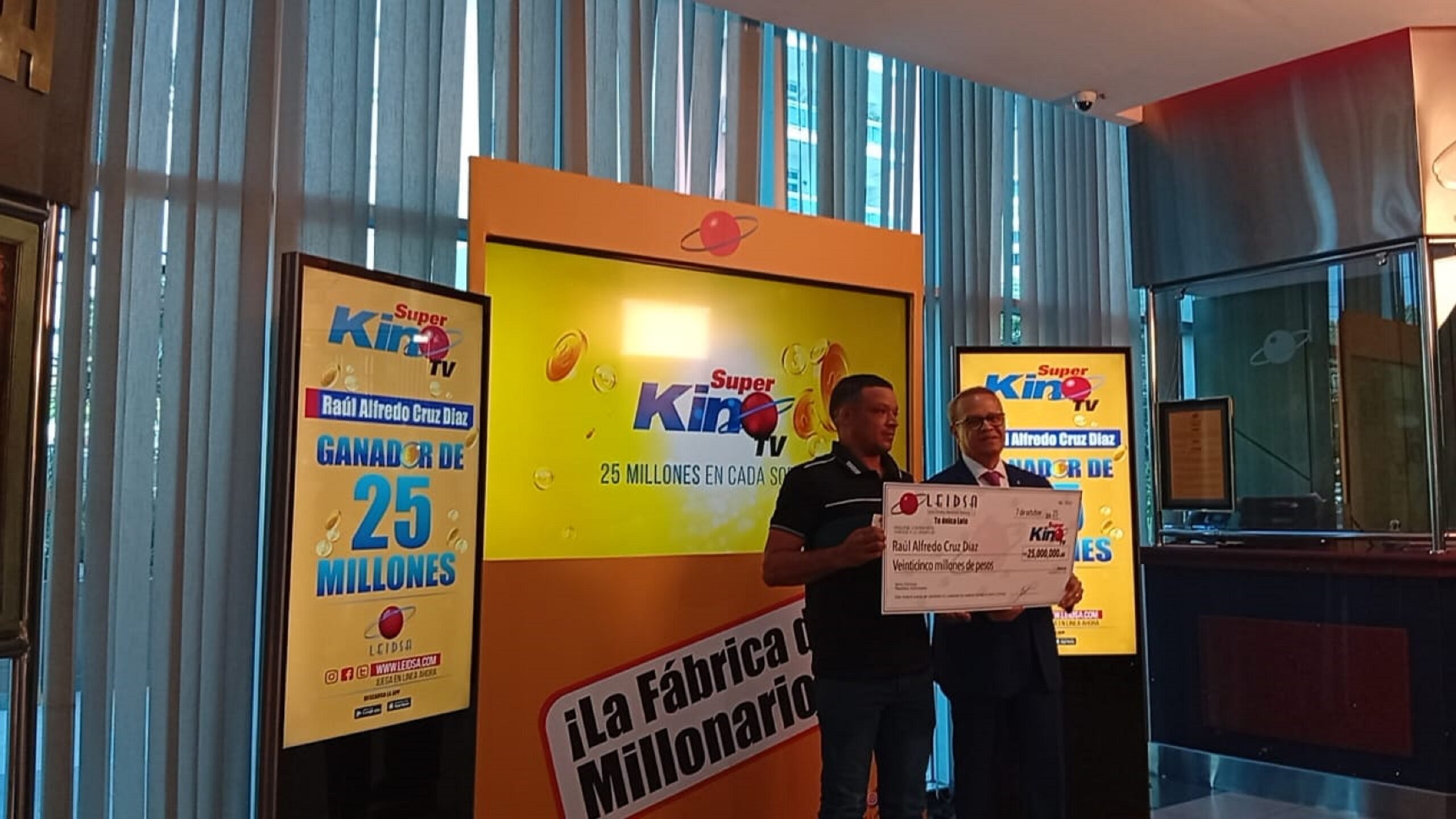 LEIDSA entrega cheque a mecánico ganador de 25 millones con el Súper Kino Tv.