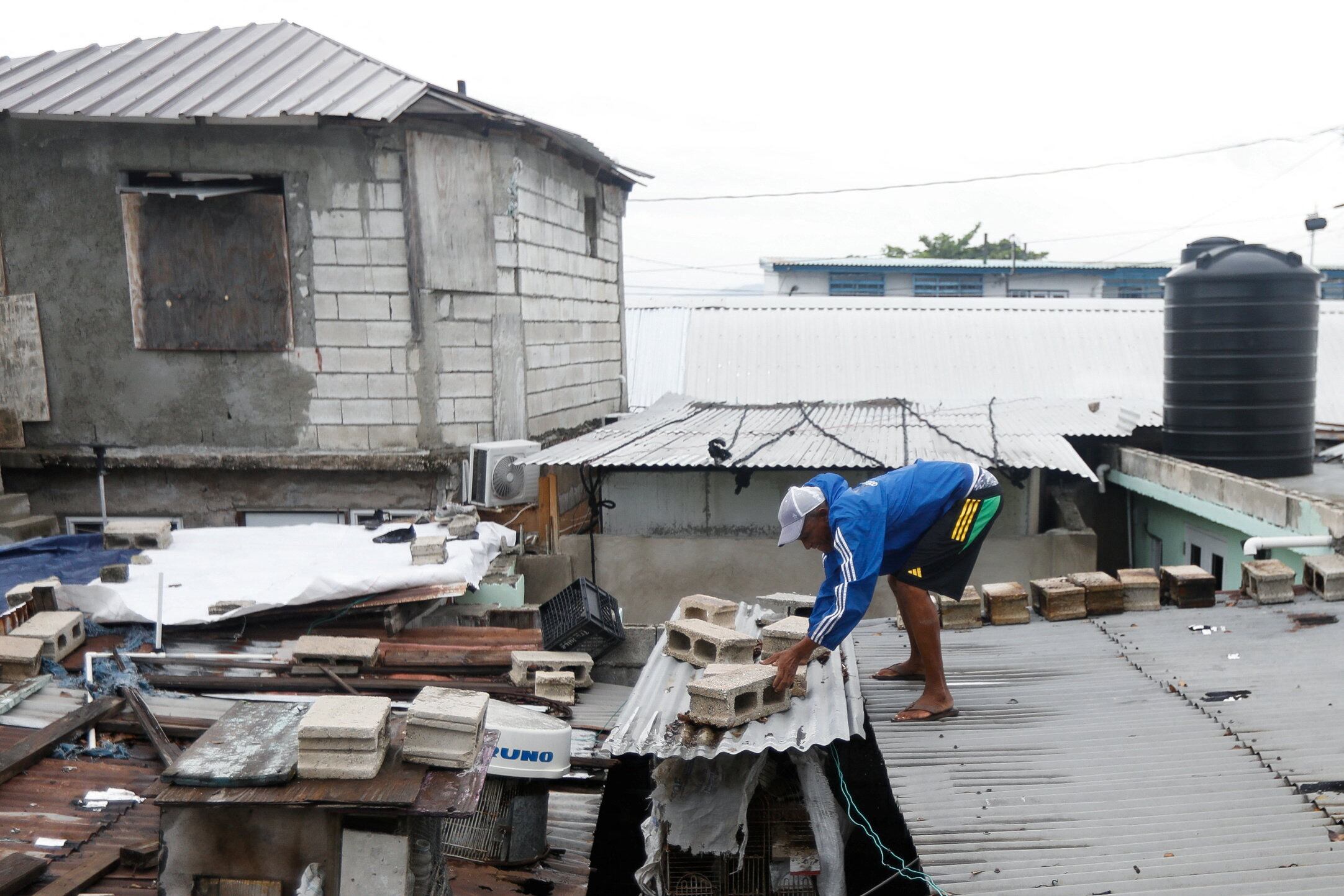 JAMAICA: Miles buscan refugio mientras ‘Melissa’ golpea país