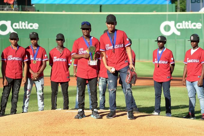 Leones rinden homenaje equipo campeón Serie del Caribe Kids