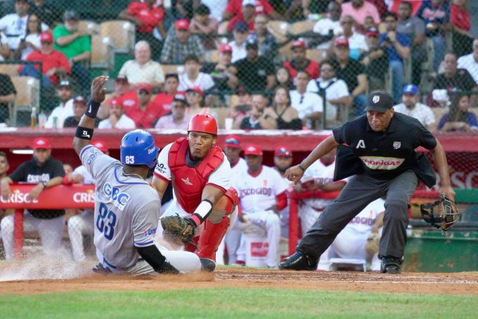 Licey vuelve a derrotar a Leones; Estrellas vencen Toros del Este