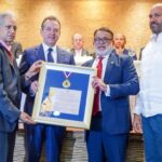 Medalla mérito ministro Víctor Bisonó por apoyo al comercio