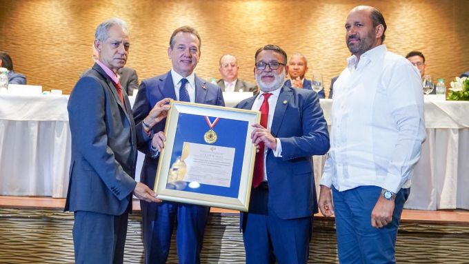 Medalla mérito ministro Víctor Bisonó por apoyo al comercio