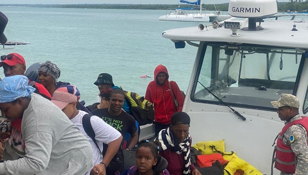 Ministerio de Defensa evacúa a 98 personas en la isla Saona