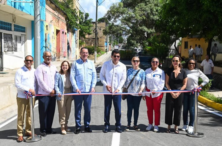 Ministro entrega reconstruidas
11 calles de la Ciudad Colonial