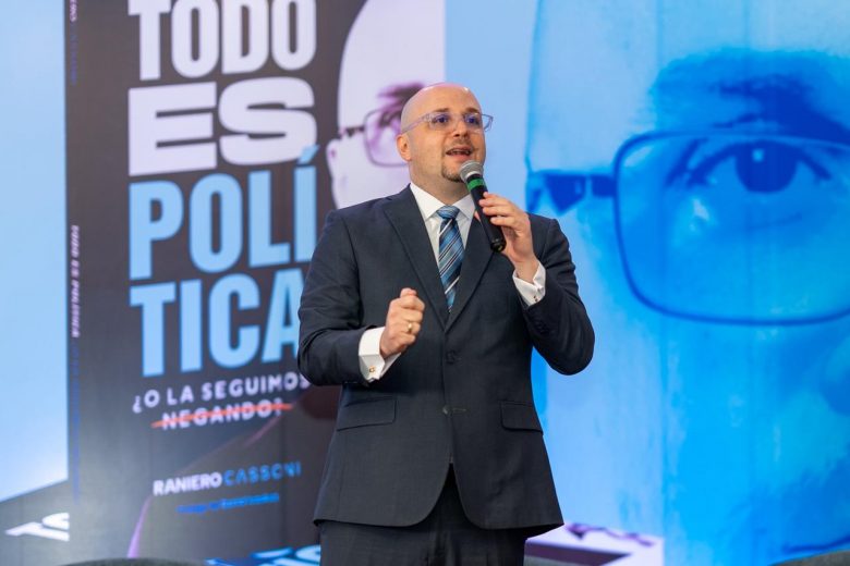 Obra «Todo es Política” es una reflexión sobre poder y libertad