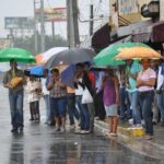 Pese lluvias reabren de manera parcial los comercios de la RD