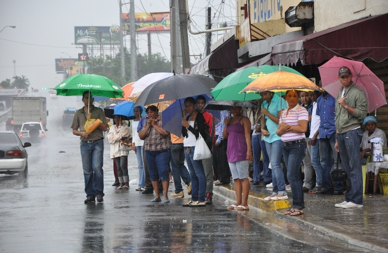 Pese lluvias reabren de manera parcial los comercios de la RD