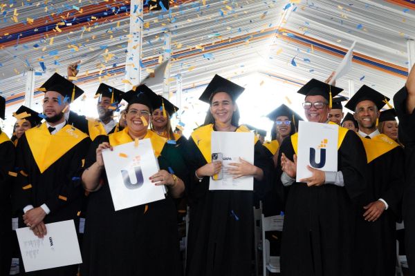 UAPA dominicana gradúa1,700 profesionales en 30 aniversario