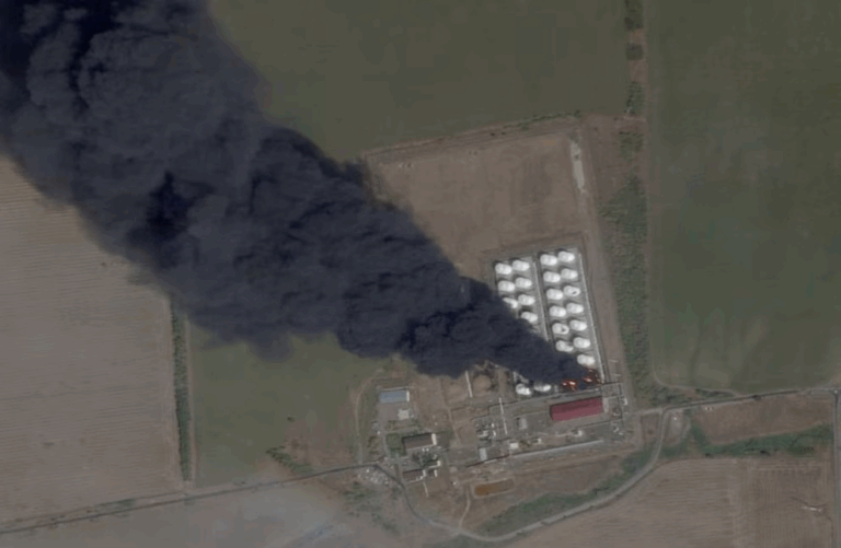 Ucrania ataca terminal petróleo rusa y provocó incendio masivo