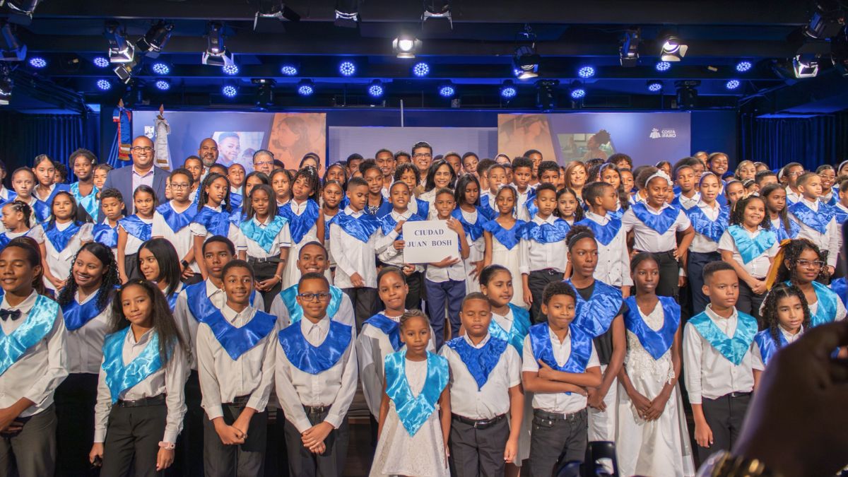 Dío Astacio cumple su palabra: 1,560 niños se gradúan de inglés totalmente gratis a través del Plan PROA Dío Astacio cumple su palabra: 1,560 niños se gradúan de inglés totalmente gratis a través del Plan PROA
