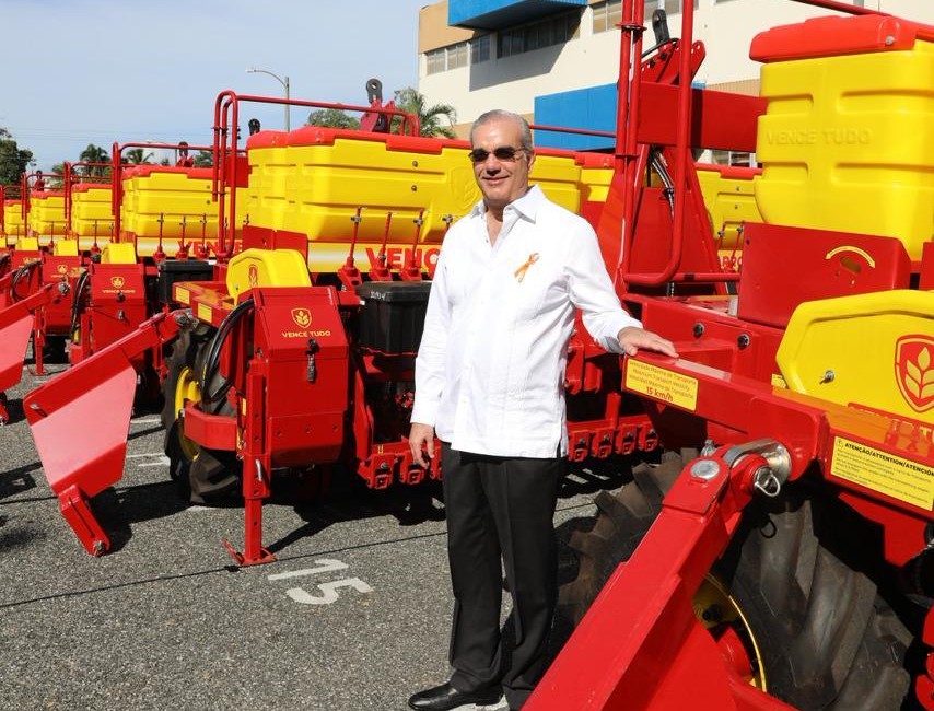 Abinader entrega maquinarias para reducir mano obra extranjera Abinader entrega maquinarias para reducir mano obra extranjera