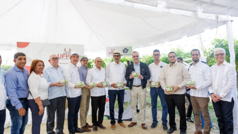 Abinader inaugura dos naves industriales en zona franca SJ