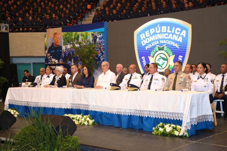 Abinader juramenta más de 2 mil nuevos agentes policiales