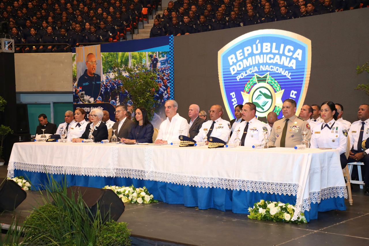 Abinader juramenta más de 2 mil nuevos agentes policiales