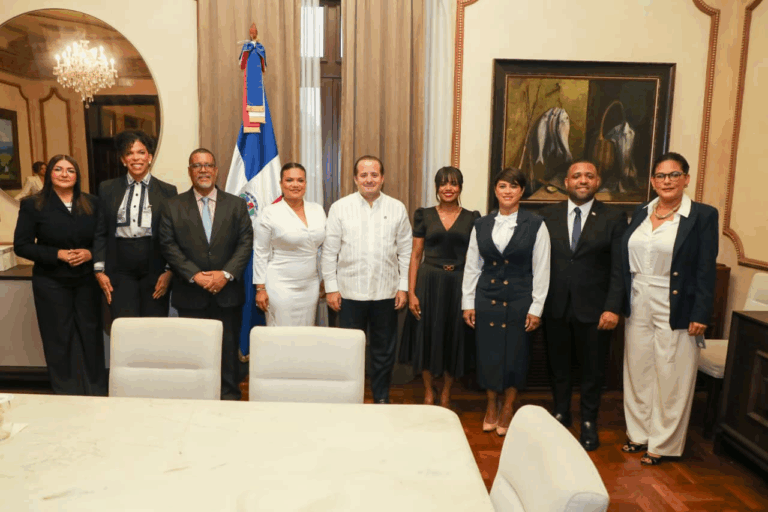 Abinader recibe en Palacio
delegación de Adompretur