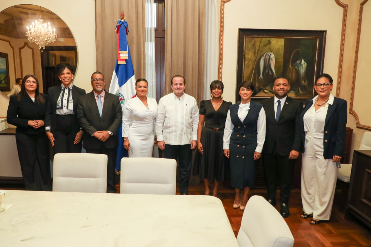 Abinader recibe en Palacio
delegación de Adompretur