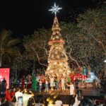 Ayuntamiento enciende Navidad en malecón con un gran arbolito