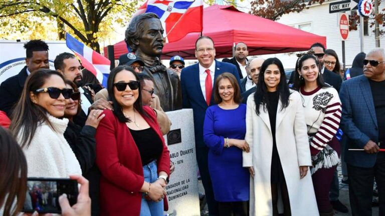 BOSTON: Develan primera etapa del busto de Juan Pablo Duarte