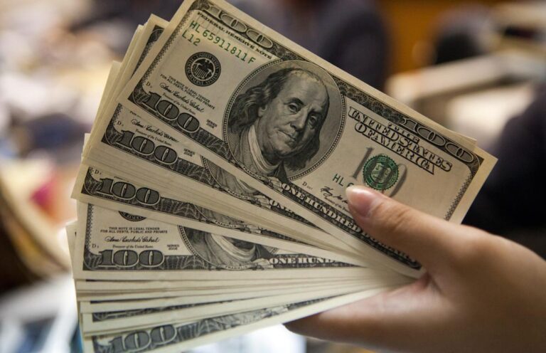 Dólar sigue en picada; bajó 13 centavos y era vendido .14