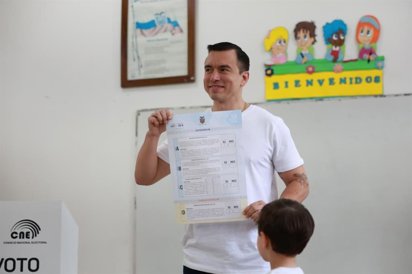 ECUADOR: Noboa defiende el referéndum y reafirmar cambio
