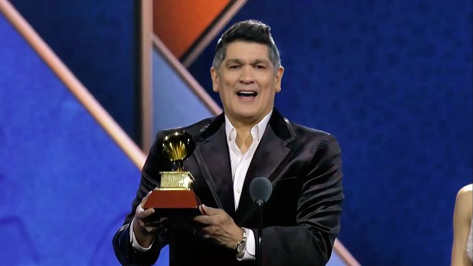 Eddy Herrera gana un Grammy por álbum “Novato Apostador” 