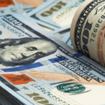 El dólar bajó 13 centavos; este lunes era vendido RD.30