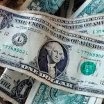 El dólar bajó 4 centavos; este viernes era vendido RD.43